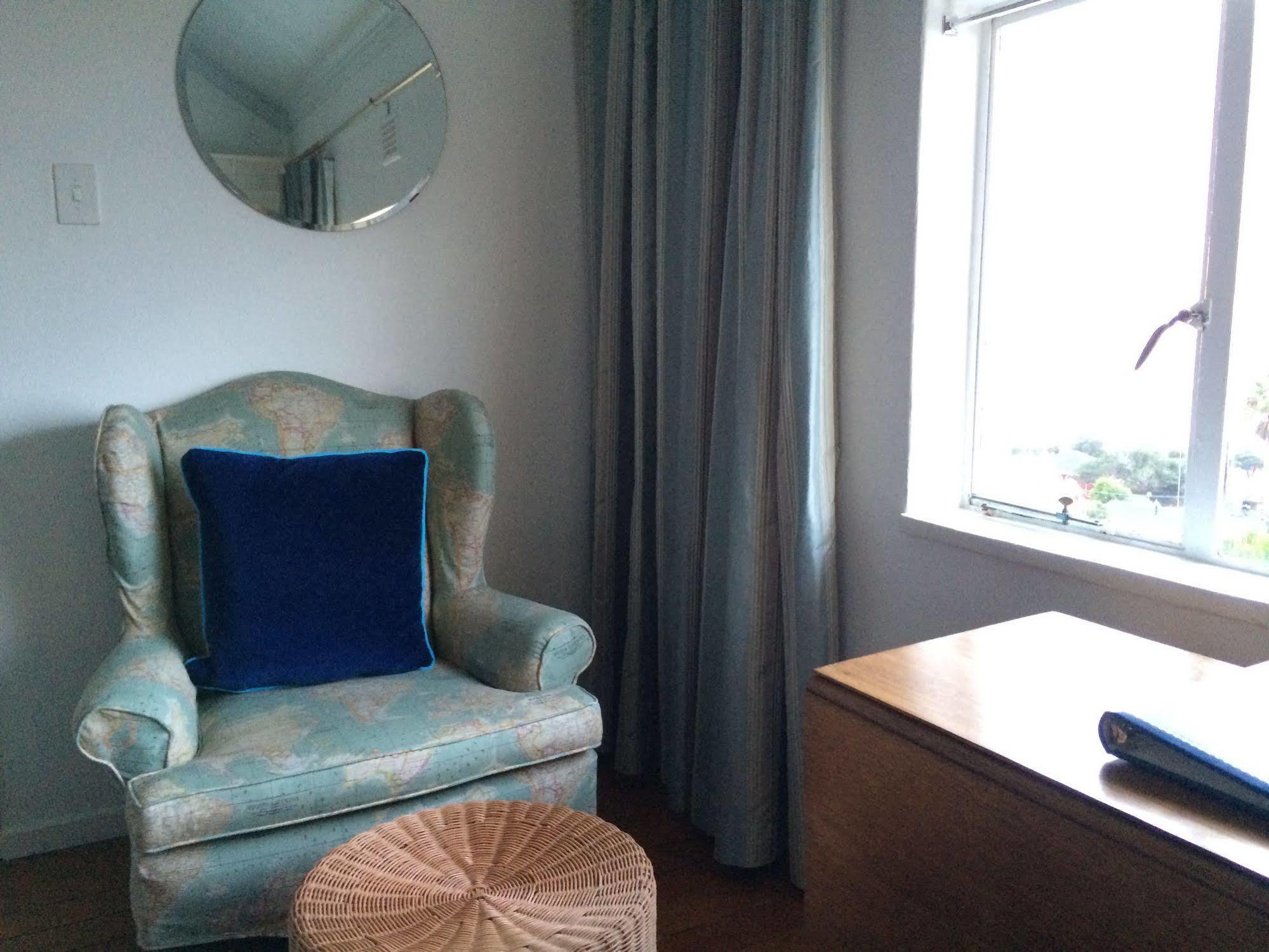 Blue On Blue Bed And Breakfast St James Esterno foto