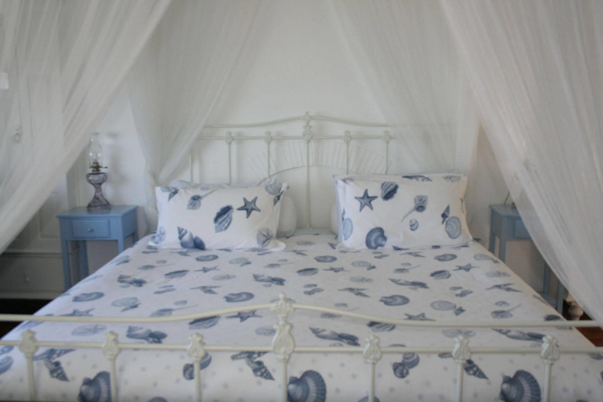 Blue On Blue Bed And Breakfast St James Esterno foto