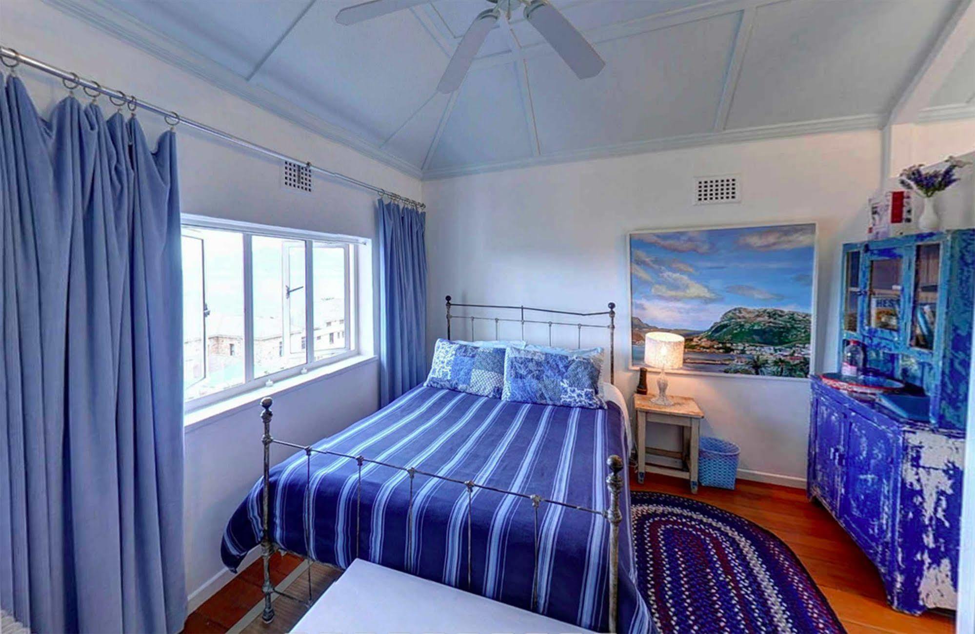 Blue On Blue Bed And Breakfast St James Esterno foto