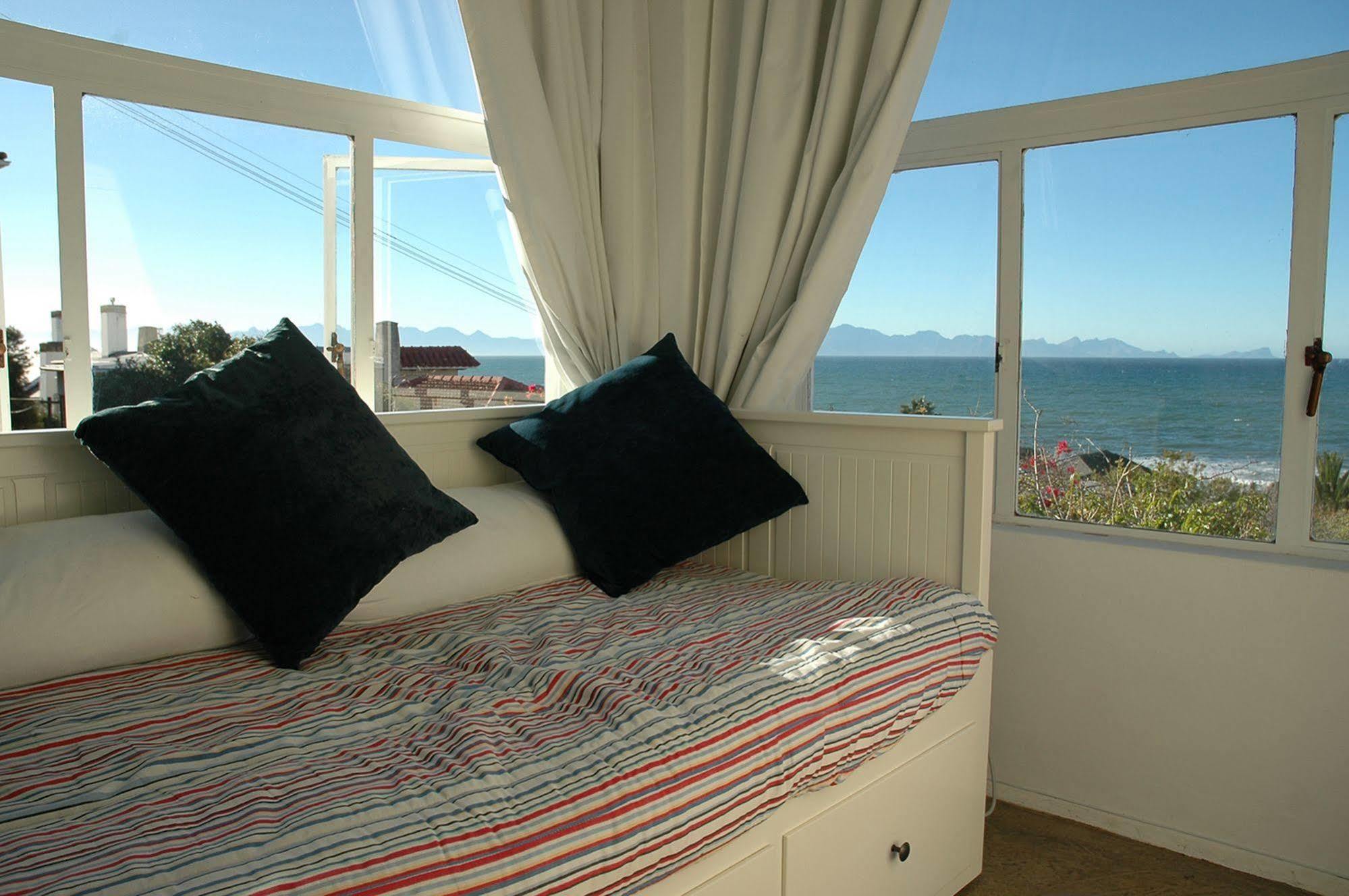 Blue On Blue Bed And Breakfast St James Esterno foto